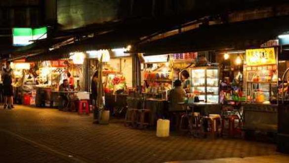 七堵廟口市場美食圈場景照片