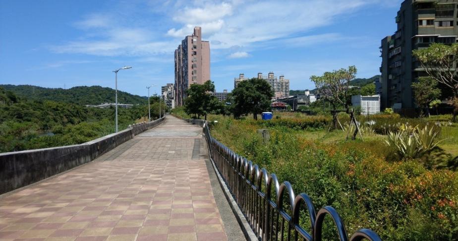 碇內河堤場景照片