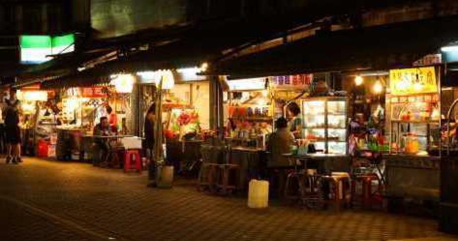 七堵廟口市場美食圈場景照片
